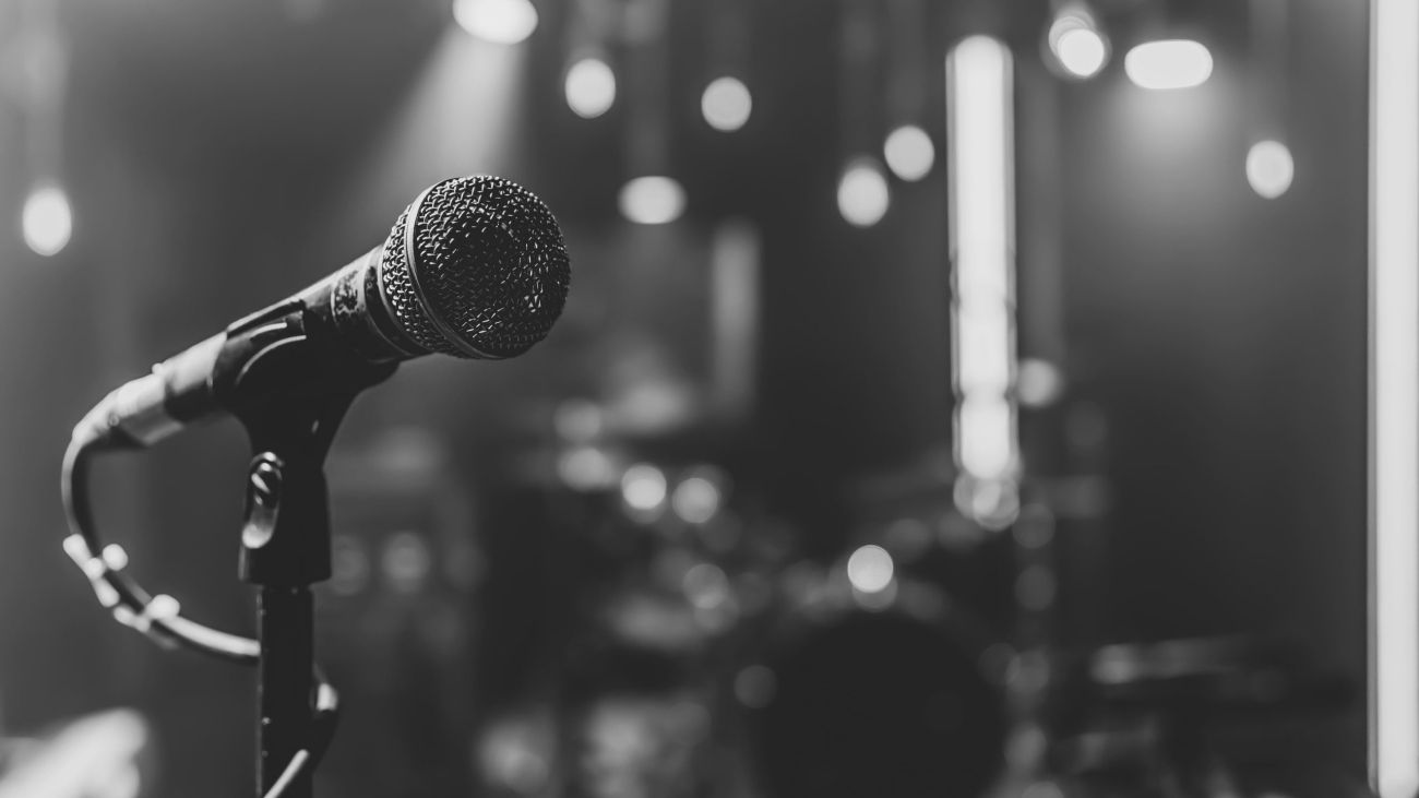 cerca-microfono-escenario-conciertos-hermosa-iluminacion (1)